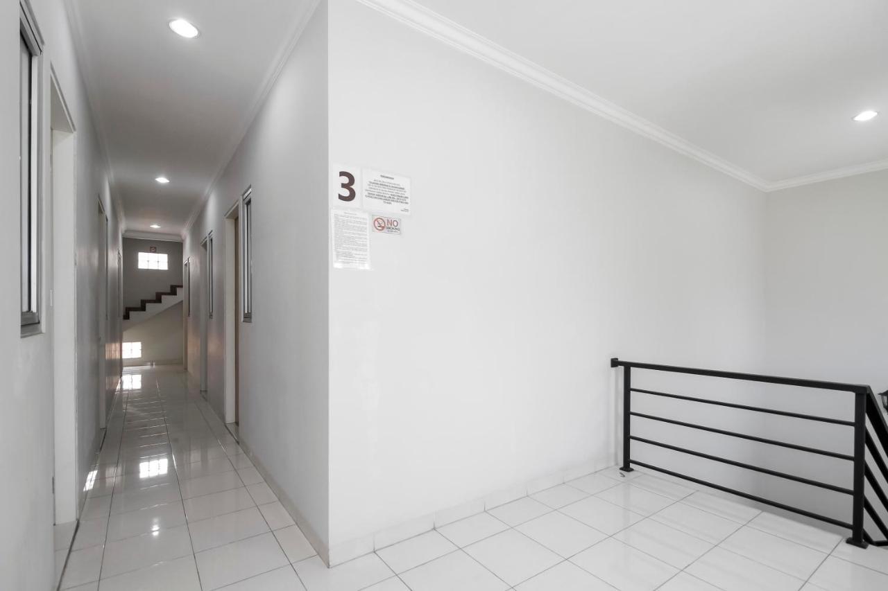 Reddoorz Near Central Park Mall Джакарта Экстерьер фото