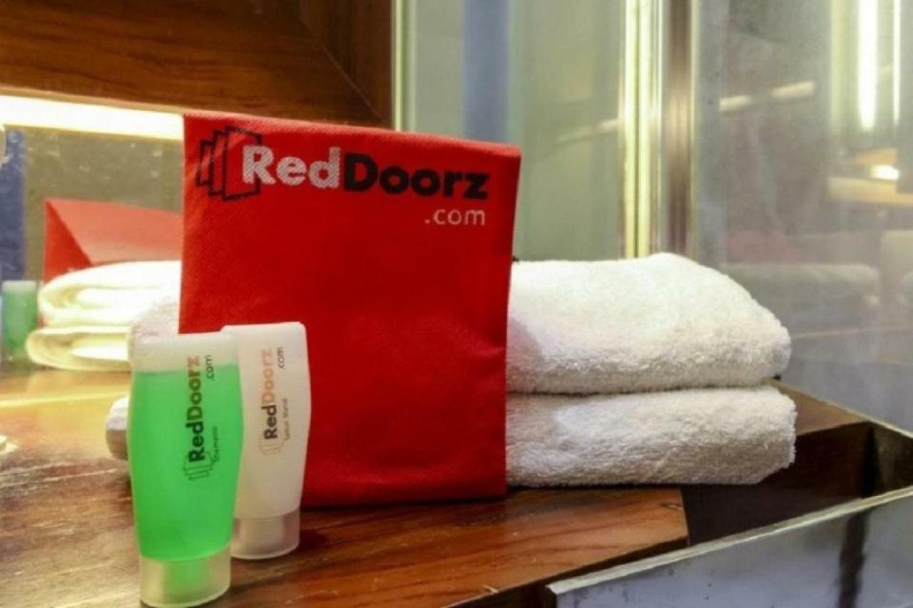Reddoorz Near Central Park Mall Джакарта Экстерьер фото